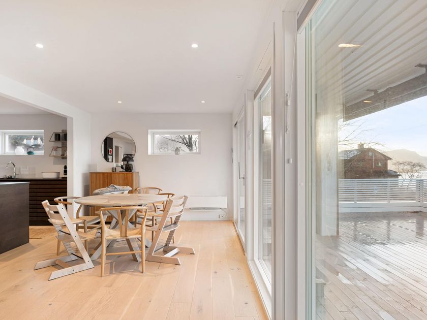Spiseplass med skråtak og takvindu