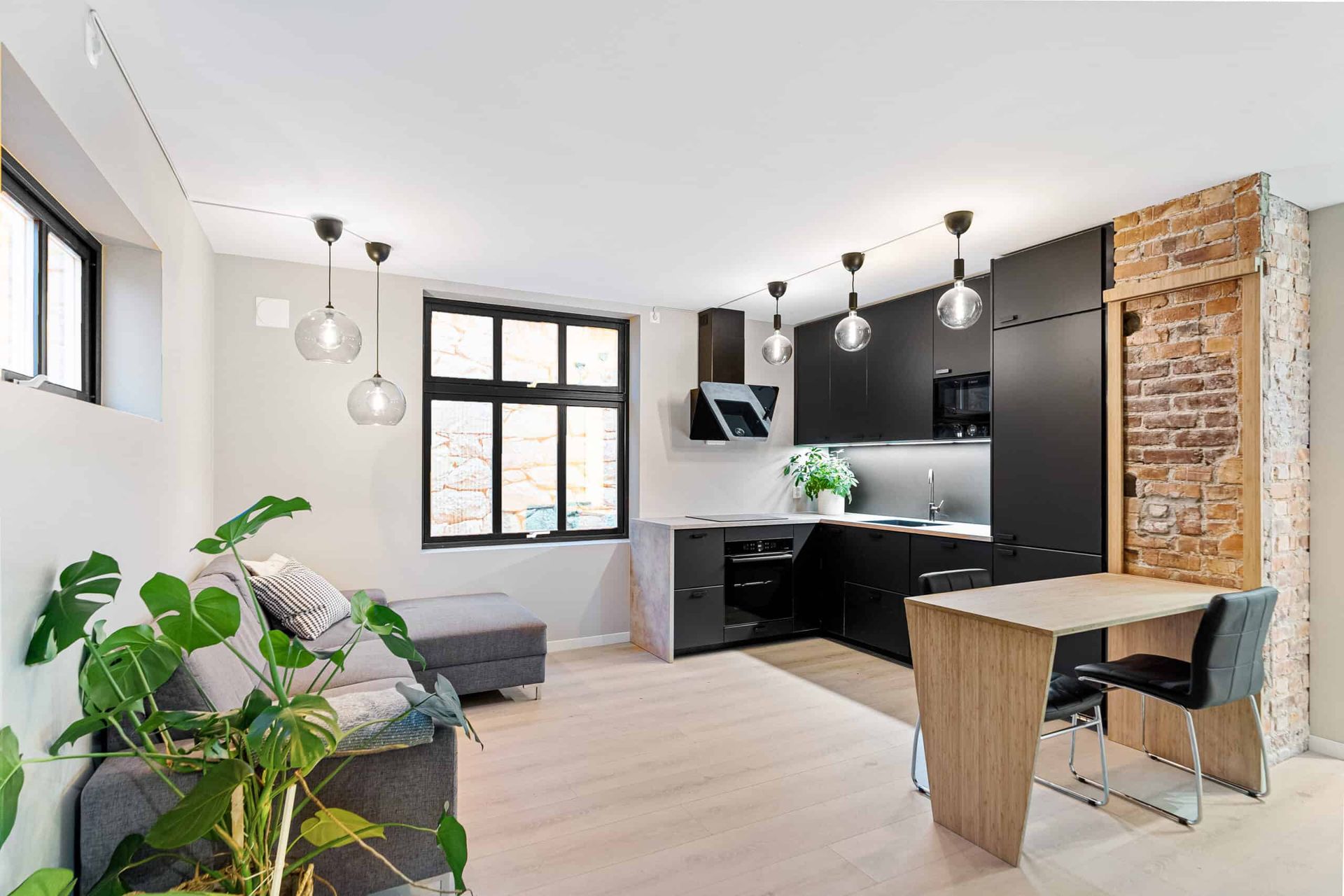 Åpen kjøkken- og stueløsning etter totalrenovering, Helleveien 153